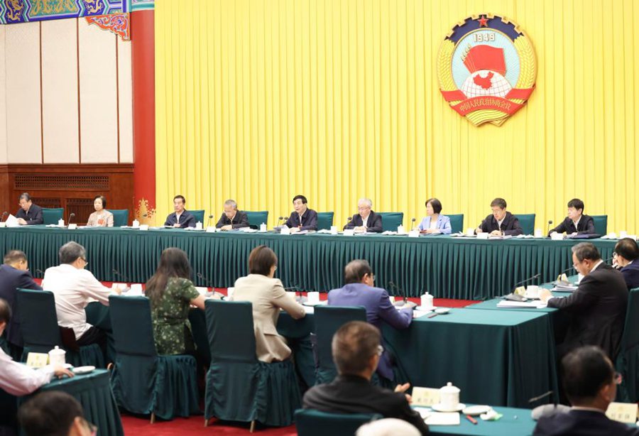 Wang Huning, membro del Comitato Permanente dell'Ufficio Politico del Comitato Centrale del Partito Comunista Cinese (PCC) e Presidente del Comitato Nazionale della Conferenza Consultiva Politica del Popolo Cinese (CCPPC), partecipa a una riunione consultiva sulla promozione di nuove forze produttive di qualità attraverso l'innovazione scientifico-tecnologica a Beijing. (13 maggio 2025 - Xinhua/Pang Xinglei)