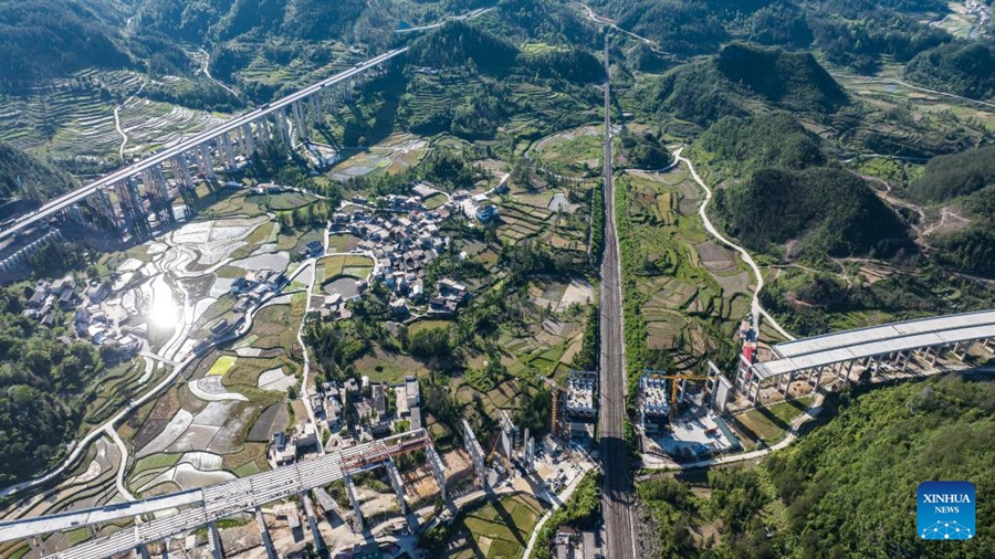 Autostrada Guiyang-Pingtang in costruzione nel Guizhou