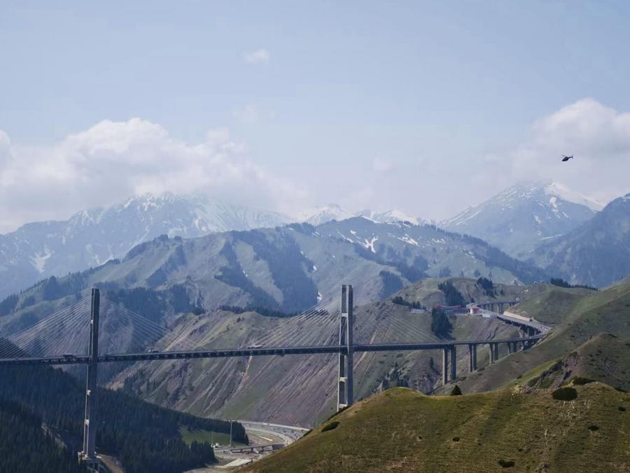 Il ponte Guozigou nella contea di Huocheng, nella Regione Autonoma Uigura dello Xinjiang, nella Cina nord-occidentale. (1 maggio 2025 - Xinhua/Jia Zhao)