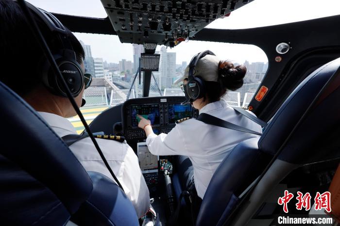 Piloti effettuano l'ispezione prima del decollo. (19 maggio 2025 - Chinanews/Yin Liqin)