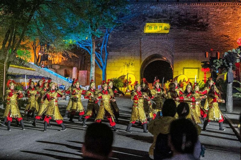 Spettacolo in costume sul tratto Badaling della Grande Muraglia. (30 aprile 2025 - Quotidiano del Popolo Online/Luo Dafu)