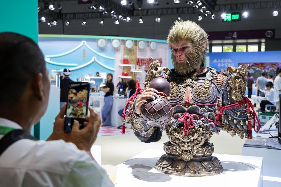 Visitatore scatta foto di un busto del protagonista di "Black Myth: Wukong" alla 21a Fiera Internazionale delle Industrie Culturali della Cina (Shenzhen) a Shenzhen, nella provincia meridionale cinese del Guangdong. (23 maggio 2025 - Xinhua/Liang Xu)