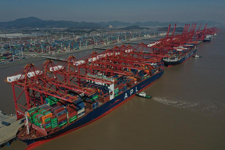 Nave cargo attraccata nell'area portuale di Meishan del porto di Ningbo-Zhoushan, provincia orientale cinese del Zhejiang. (24 gennaio 2024 - Xinhua/Huang Zongzhi)