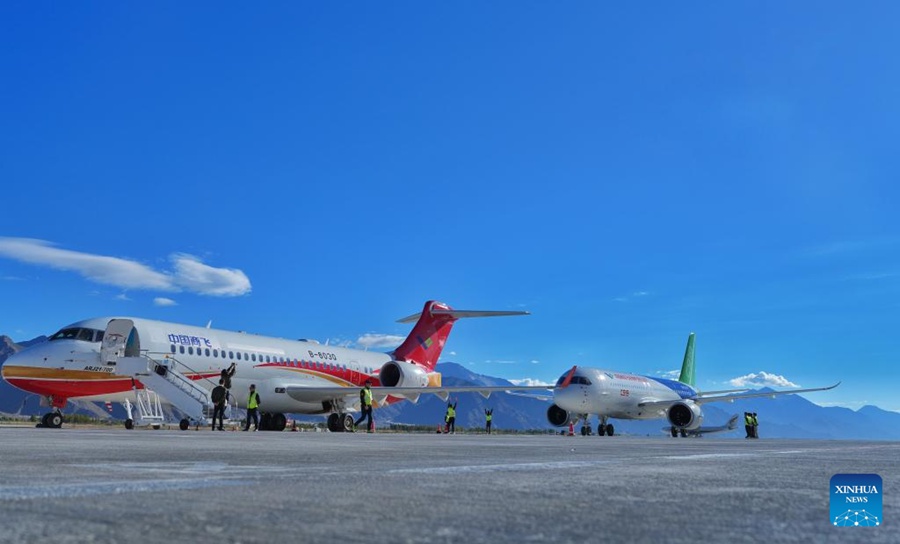 Un aereo passeggeri C919 (a destra) accanto a un aereo ARJ21 all'aeroporto internazionale Gonggar di Lhasa, nella regione autonoma dello Xizang, nel sud-ovest della Cina. (19 settembre 2024 - Xinhua)