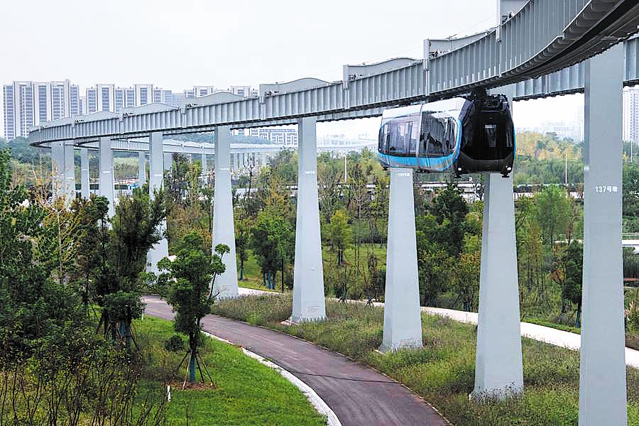 La monorotaia sospesa Optics Valley Photon a Wuhan. (Xinhua/Du Zixuan)