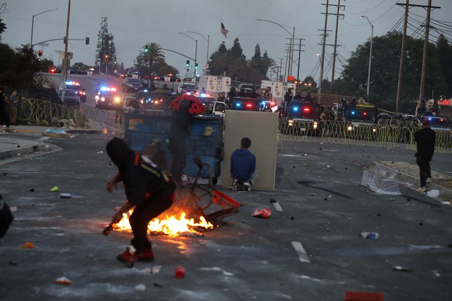 Tre colpi sparati contro la folla di manifestanti: Trump ordina la 