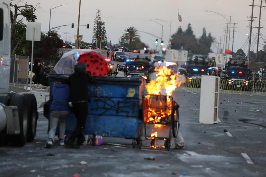Tre colpi sparati contro la folla di manifestanti: Trump ordina la 