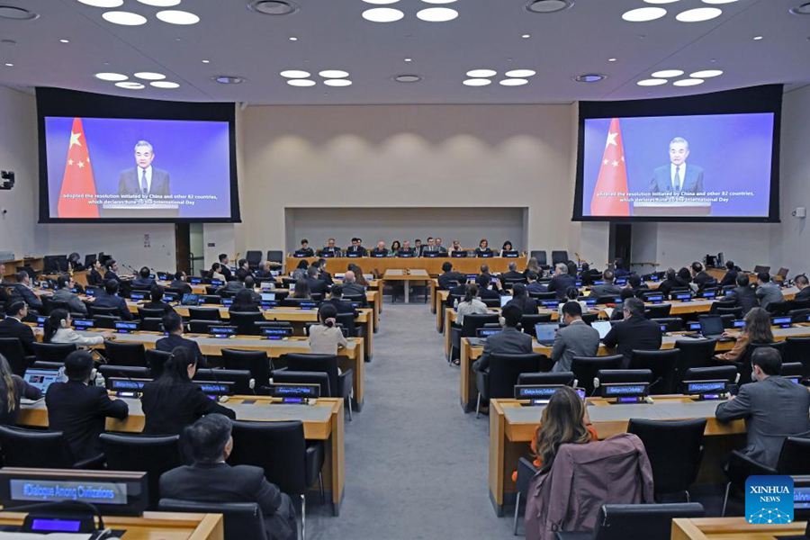 Il Ministro degli Esteri cinese Wang Yi tiene un videomessaggio al dialogo tematico per celebrare il primo anniversario della Giornata Internazionale per il Dialogo tra le Civiltà presso la sede delle Nazioni Unite a New York. (9 giugno 2025 - Xinhua/Li Rui)