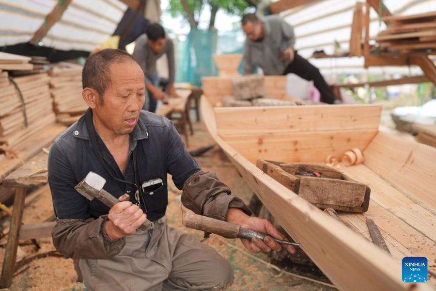 Artigiano di 68 anni mantiene viva la tecnica tradizionale di costruzione delle barche di Shaoxing