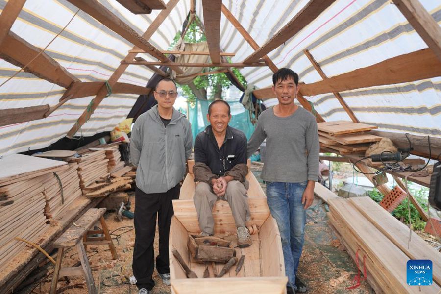 Artigiano di 68 anni mantiene viva la tecnica tradizionale di costruzione delle barche di Shaoxing