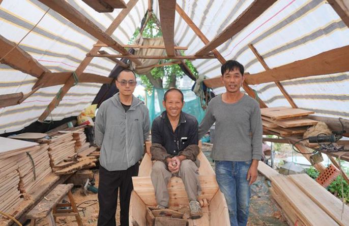 Artigiano di 68 anni mantiene viva la tecnica tradizionale di costruzione delle barche di Shaoxing