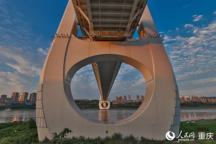 Il ponte Baijusi incarna il fascino futuristico di Chongqing