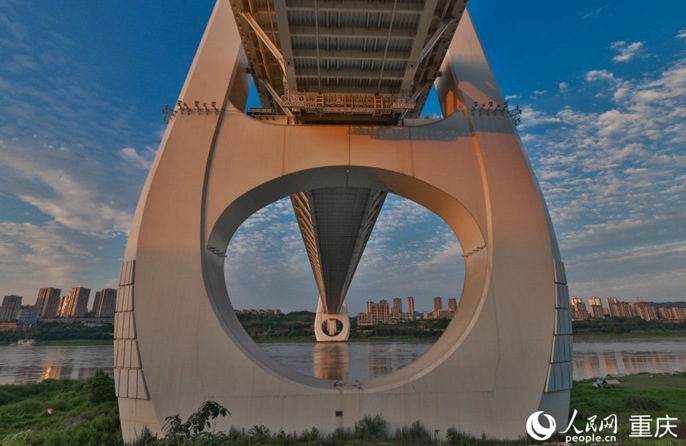 Il ponte Baijusi incarna il fascino futuristico di Chongqing