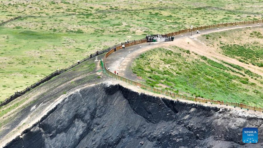 Turisti ammirano il gruppo di vulcani Ulanhada. (17 giugno 2025 - Xinhua/Ma Jinrui)