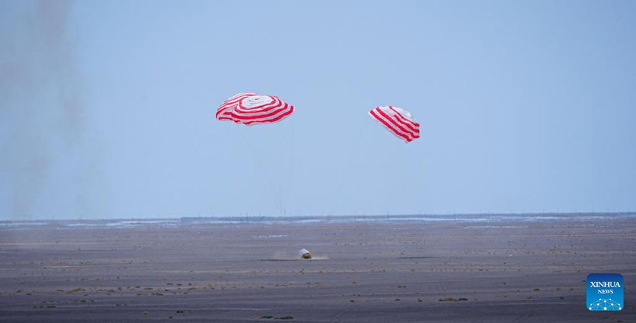 Test di volo a quota zero del sistema di abbandono del lancio del veicolo spaziale cinese di nuova generazione Mengzhou, nella Cina nord-occidentale. (17 giugno 2025 - Xinhua/Wang Heng) 