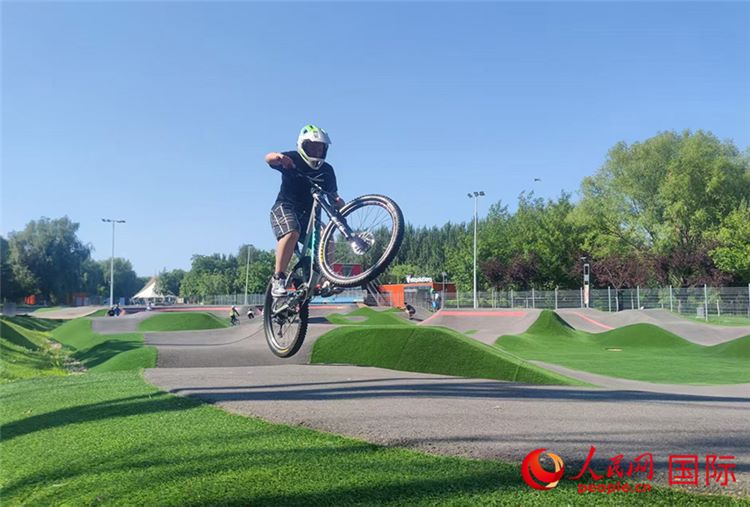 Giovani ciclisti si esercitano su una pump track. (Quotidiano del Popolo Online/Zhang Lulu)