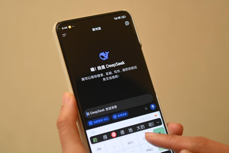 Una persona utilizza l'app DeepSeek su un telefono cellulare. (17 febbraio 2025 - Xinhua/Huang Zongzhi)