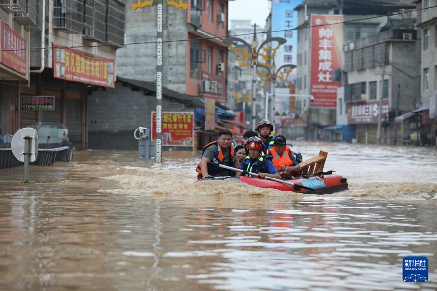 Soccorritori evacuano i residenti rimasti intrappolati. (24 giugno 2025 - Xinhua/Hu Xing)