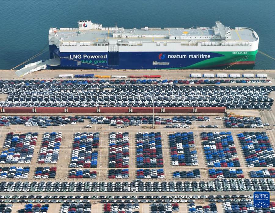 Una nave da trasporto auto carica veicoli per l'esportazione nel porto di Yantai, nella provincia dello Shandong. (29 giugno 2025 – Xinhua/Tang Ke)