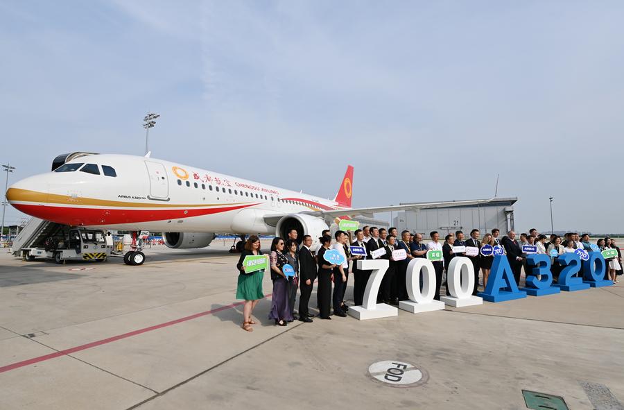 Cerimonia di consegna del 700° aereo della famiglia A320 assemblato da Airbus Tianjin alla Chengdu Airlines, a Tianjin, Cina settentrionale. (8 luglio 2024 - Xinhua/Li Ran)