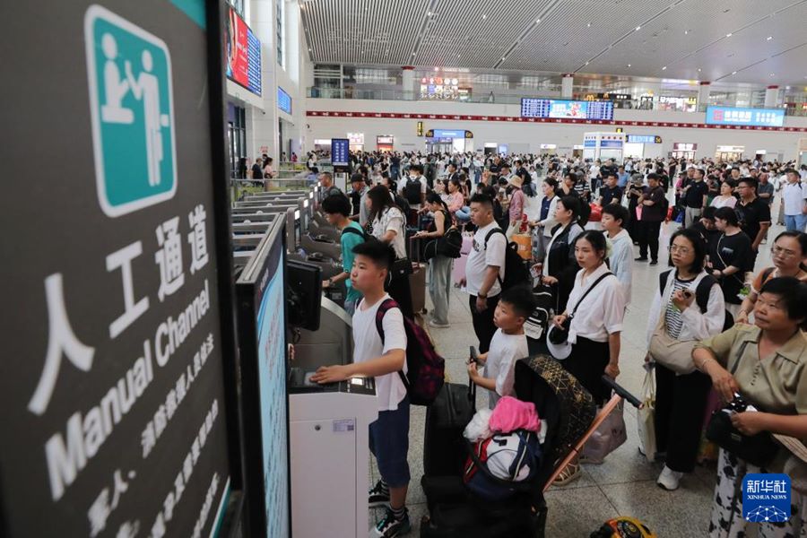 Passeggeri effettuano il check-in presso la stazione ferroviaria di Xuzhou Est, nella città di Xuzhou, provincia del Jiangsu, nell'est della Cina. (1 luglio 2025 – Xinhua/Mao Jun)