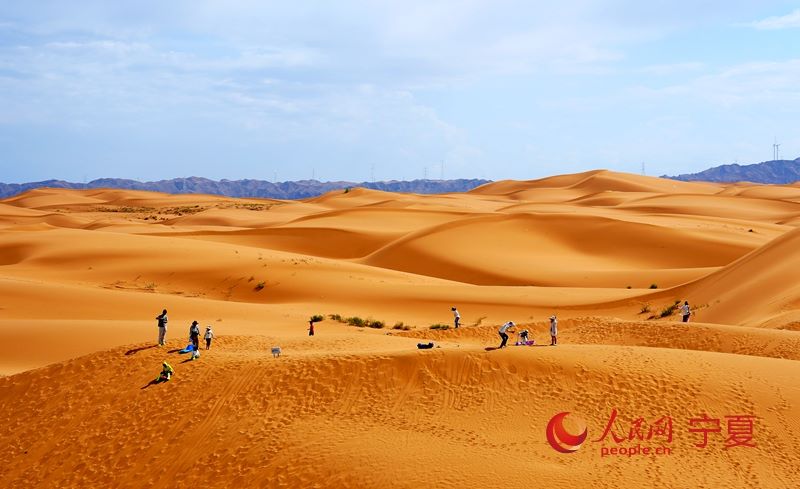 Turisti si divertono nel deserto. (Quotidiano del Popolo Online/Zhou Hang)