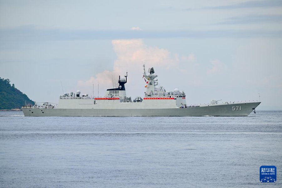 Flotta navale guidata dalla portaerei Shandong inizia visita a Hong Kong