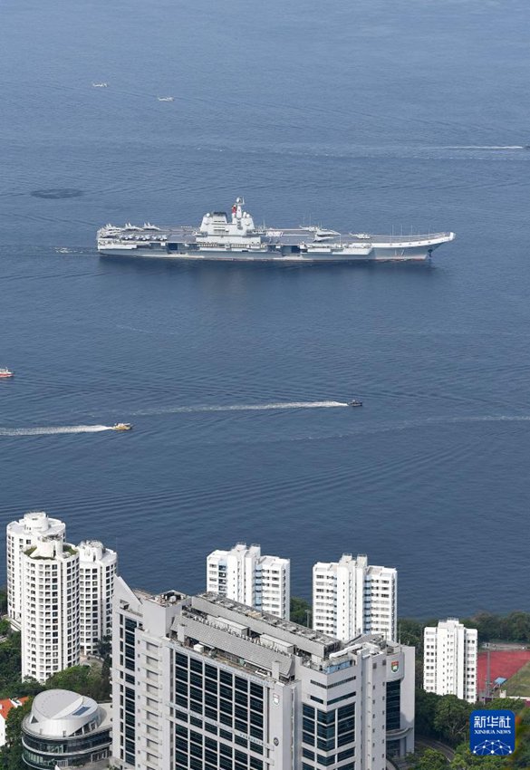 Flotta navale guidata dalla portaerei Shandong inizia visita a Hong Kong