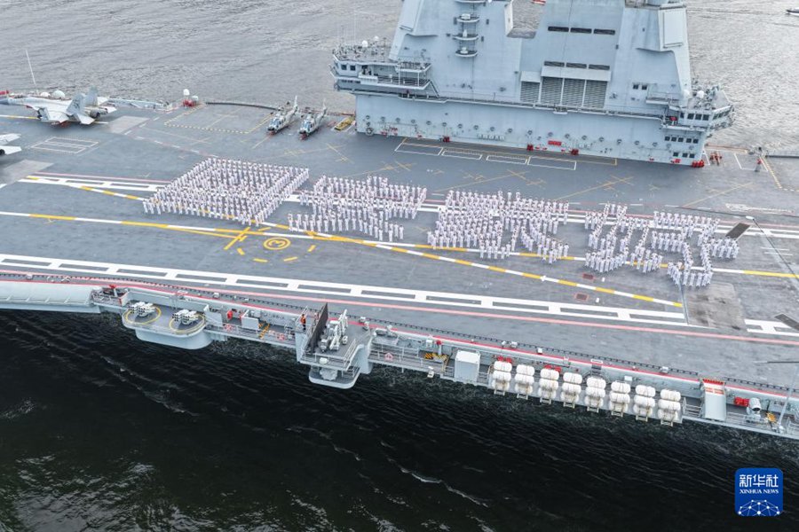 Ufficiali e soldati formano i caratteri cinesi "Paese sicuro, casa felice" sul ponte di volo della portaerei Shandong, nelle acque di Hong Kong, Cina meridionale. (3 luglio 2025 - Xinhua/Pu Haiyang)