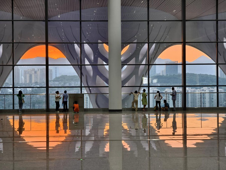 La stazione ferroviaria di Chongqing Est apre una piattaforma di osservazione panoramica
