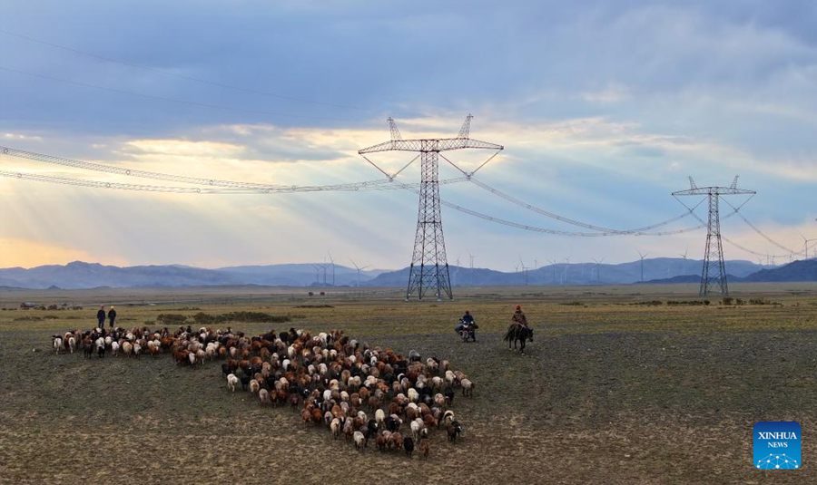 Linee elettriche del progetto di trasmissione di energia elettrica a tensione ultra elevata in corrente continua Changji-Guquan ±1100 kV nella contea autonoma kazaka di Mori, nella regione autonoma uigura dello Xinjiang, Cina nord-occidentale. (6 luglio 2025 - Xinhua/Zhang Limin)