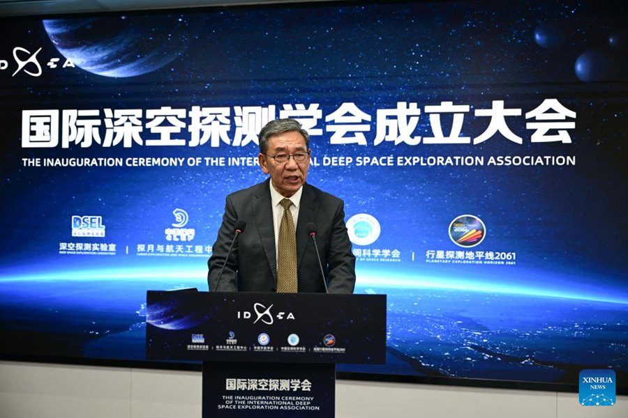 Wu Weiren, capo progettista del programma cinese di esplorazione lunare e accademico dell'Accademia Cinese di Ingegneria, eletto primo presidente dell'International Deep Space Exploration Association, parla durante la cerimonia di inaugurazione dell'associazione a Hefei, nella provincia orientale cinese dell'Anhui. (7 luglio 2025 - Xinhua/Zhou Mu)