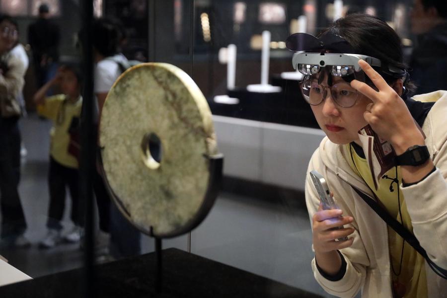 Turista ammira una mostra al Museo Liangzhu di Hangzhou, capoluogo della provincia orientale cinese del Zhejiang. (5 ottobre 2024 - Xinhua/Xu Junyong)