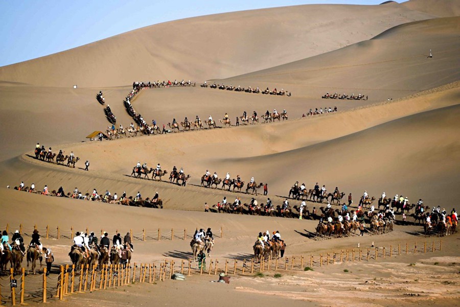 Dunhuang, nel Gansu, abbraccia l'economia a bassa quota con vista sul deserto