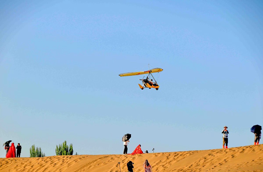Dunhuang, nel Gansu, abbraccia l'economia a bassa quota con vista sul deserto