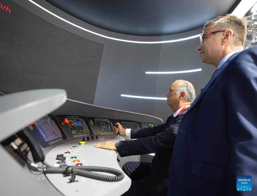 Un visitatore prova la simulazione di guida di un treno ad alta velocità durante la mostra Modern Railways 2025 a Beijing. (8 luglio 2025 - Xinhua/Xing Guangli)