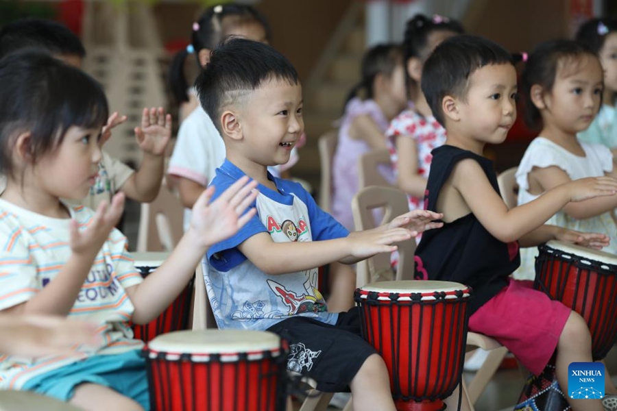 Bambini cinesi si godono le vacanze estive ricche di attività