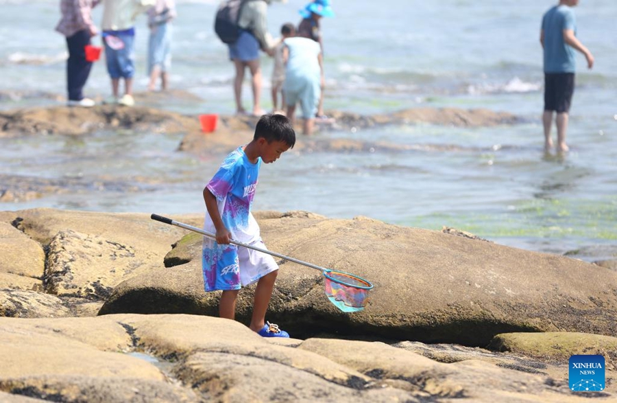 Bambini cinesi si godono le vacanze estive ricche di attività