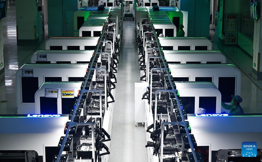 La linea di produzione di laptop dello stabilimento di produzione intelligente a zero emissioni di Lenovo a Tianjin, nel nord della Cina. (4 luglio 2025 - Xinhua/Zhao Zishuo)