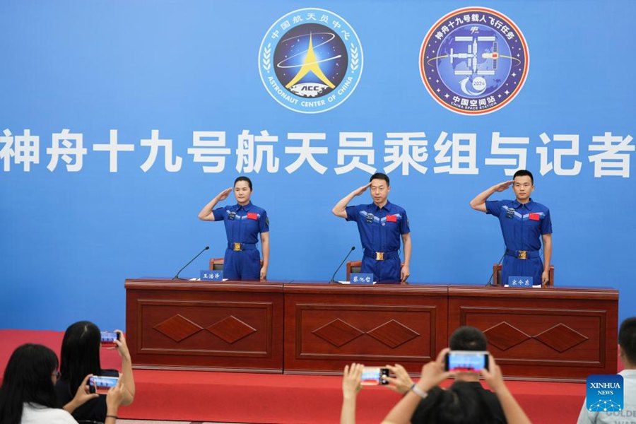 Gli astronauti Cai Xuzhe (al centro), Song Lingdong (a destra) e Wang Haoze della missione cinese Shenzhou-19 fanno il saluto militare durante una conferenza stampa a Beijing, capitale della Cina. (9 luglio 2025 - Xinhua/Li Yanchen)