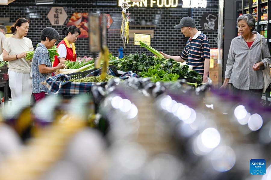 Clienti fanno la spesa in un supermercato a Nanjing, nella provincia orientale cinese del Jiangsu. (9 luglio 2025 - Xinhua/Fang Dongxu)