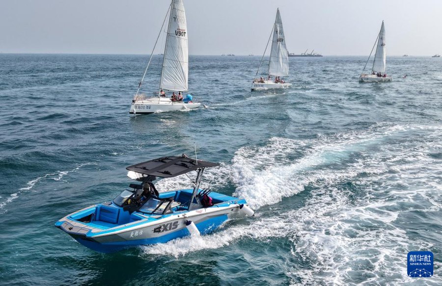 Yacht e barche a vela partecipano a un evento di navigazione nella zona della baia di Laolong a Qingdao, nella provincia orientale cinese dello Shandong. (10 luglio 2025 – Xinhua/Li Ziheng)