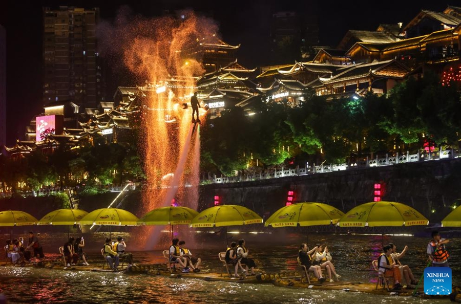 Un artista folk si esibisce sul fiume Gongshui nella contea di Xuan'en, prefettura autonoma Tujia e Miao di Enshi, provincia dello Hubei, nella Cina centrale. (9 luglio 2025 – Xinhua/Zhao Jun)