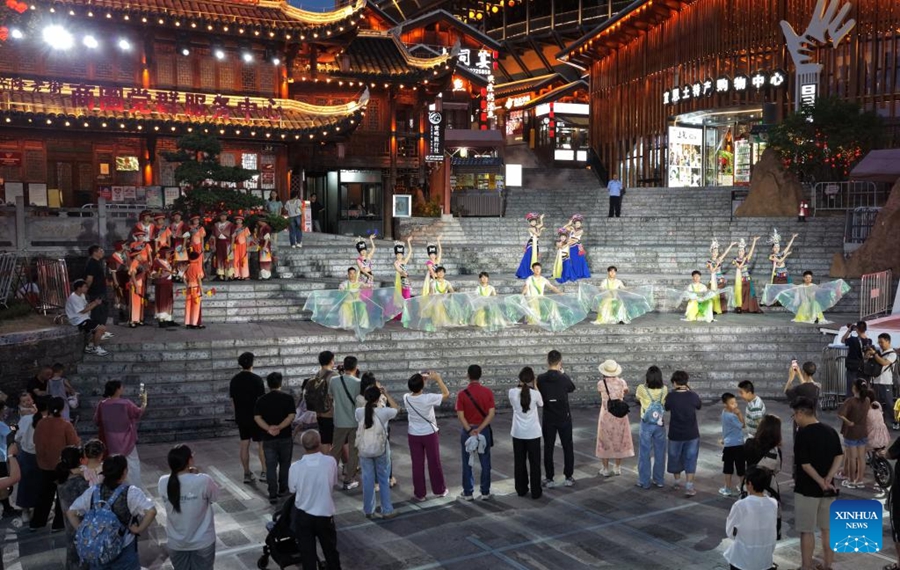Xuan'en promuove il turismo notturno lungo il fiume Gongshui nella Cina centrale