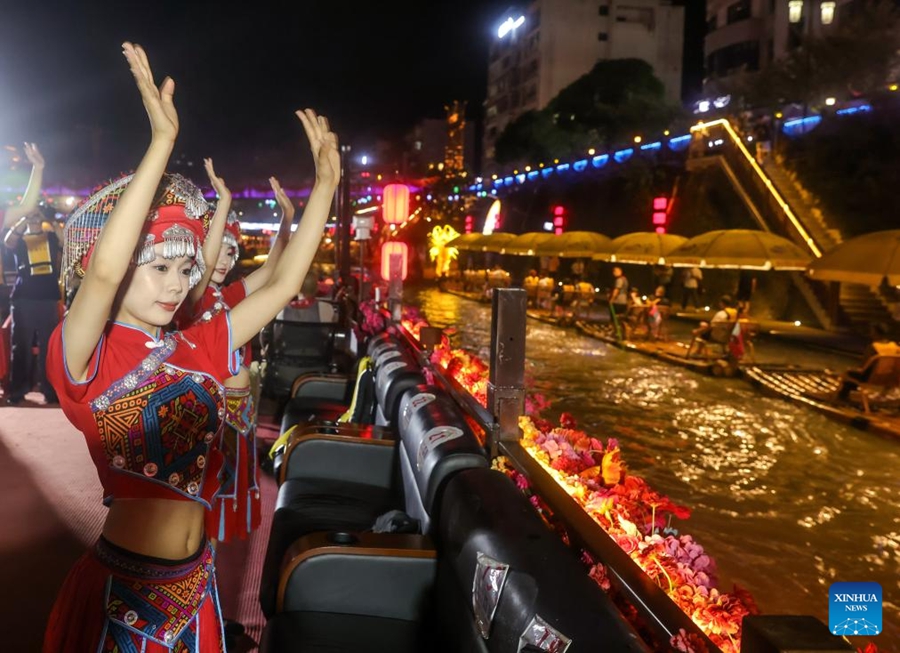 Xuan'en promuove il turismo notturno lungo il fiume Gongshui nella Cina centrale