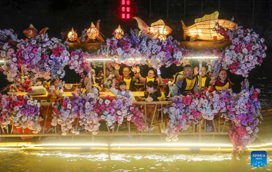 Xuan'en promuove il turismo notturno lungo il fiume Gongshui nella Cina centrale