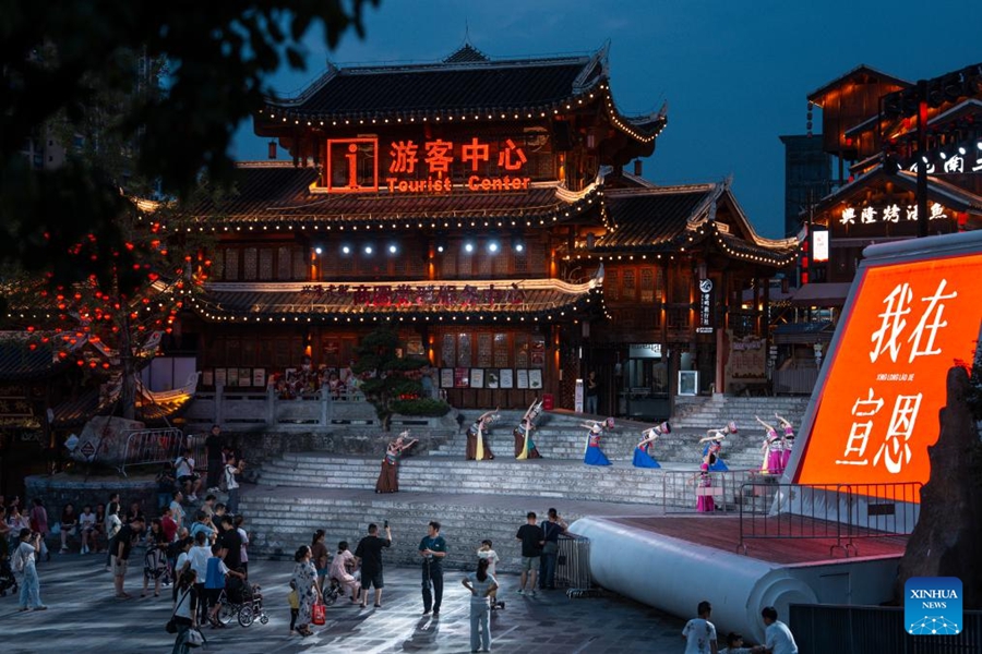 Xuan'en promuove il turismo notturno lungo il fiume Gongshui nella Cina centrale