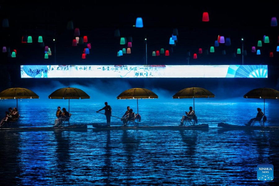 Xuan'en promuove il turismo notturno lungo il fiume Gongshui nella Cina centrale