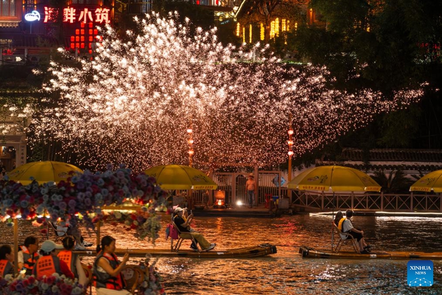 Xuan'en promuove il turismo notturno lungo il fiume Gongshui nella Cina centrale