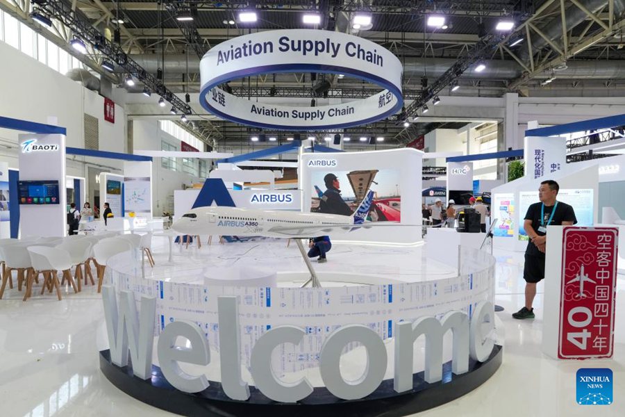 Lo stand della filiera di approvvigionamento aeronautico nella sezione di produzione avanzata della prossima China International Supply Chain Expo (CISCE) a Beijing, capitale della Cina. (14 luglio 2025 – Xinhua/Ju Huanzong)